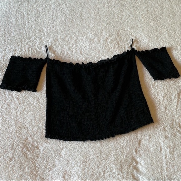Lulu’s off the shoulder crop top - Picture 1 of 4